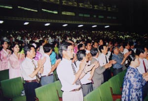 북측 관객들의 기립박수 